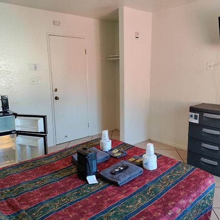 Crown Inn & Suites Spring Valley  외부 사진