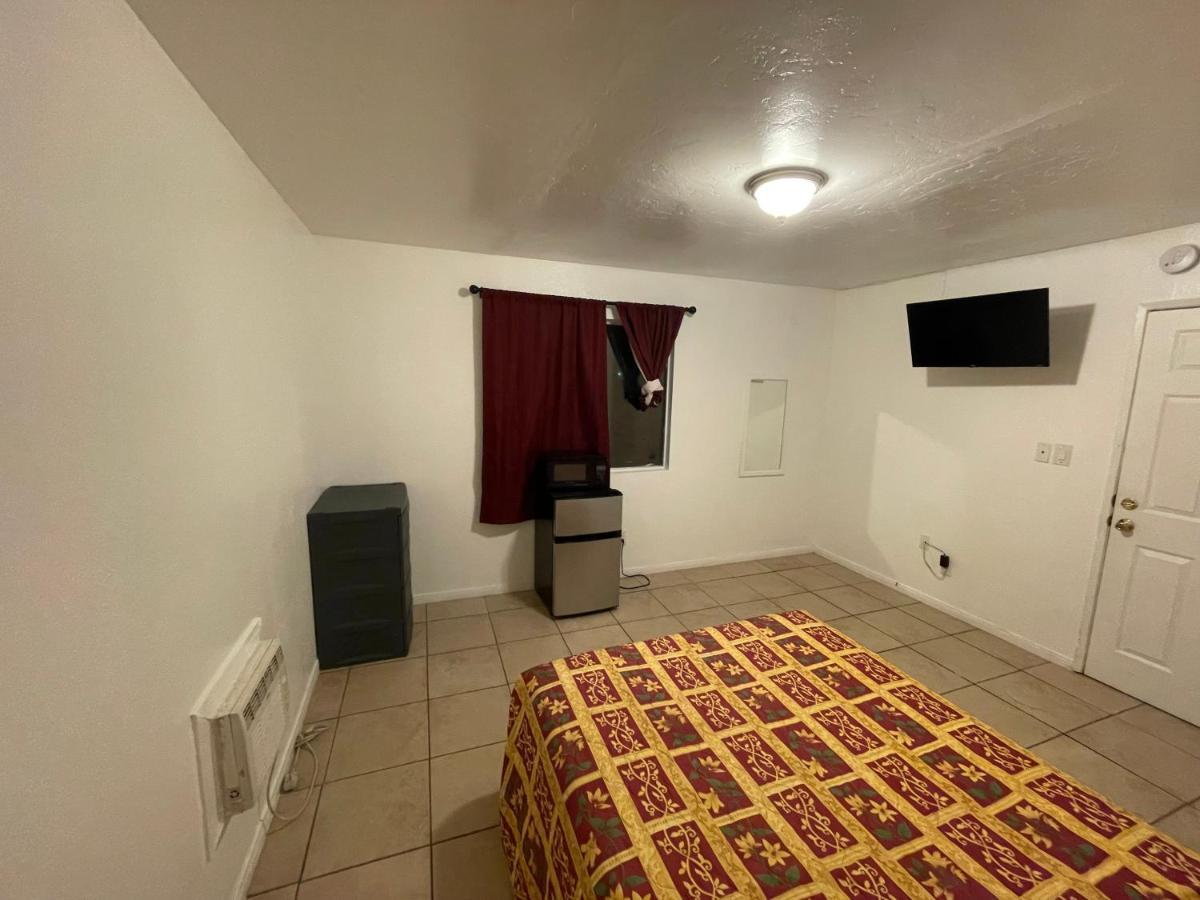 Crown Inn & Suites Spring Valley  외부 사진