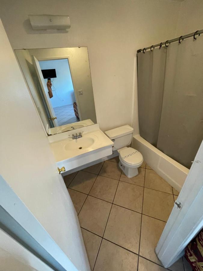 Crown Inn & Suites Spring Valley  외부 사진