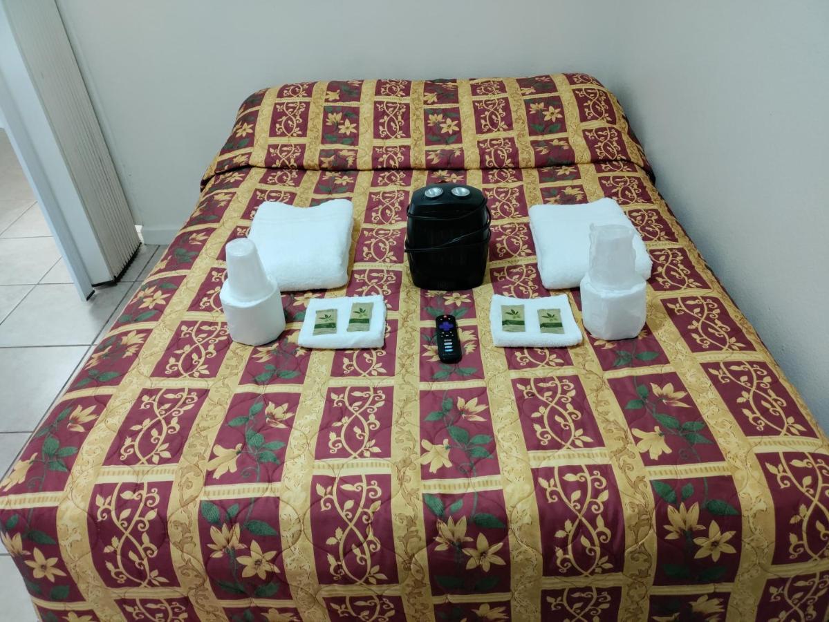 Crown Inn & Suites Spring Valley  외부 사진