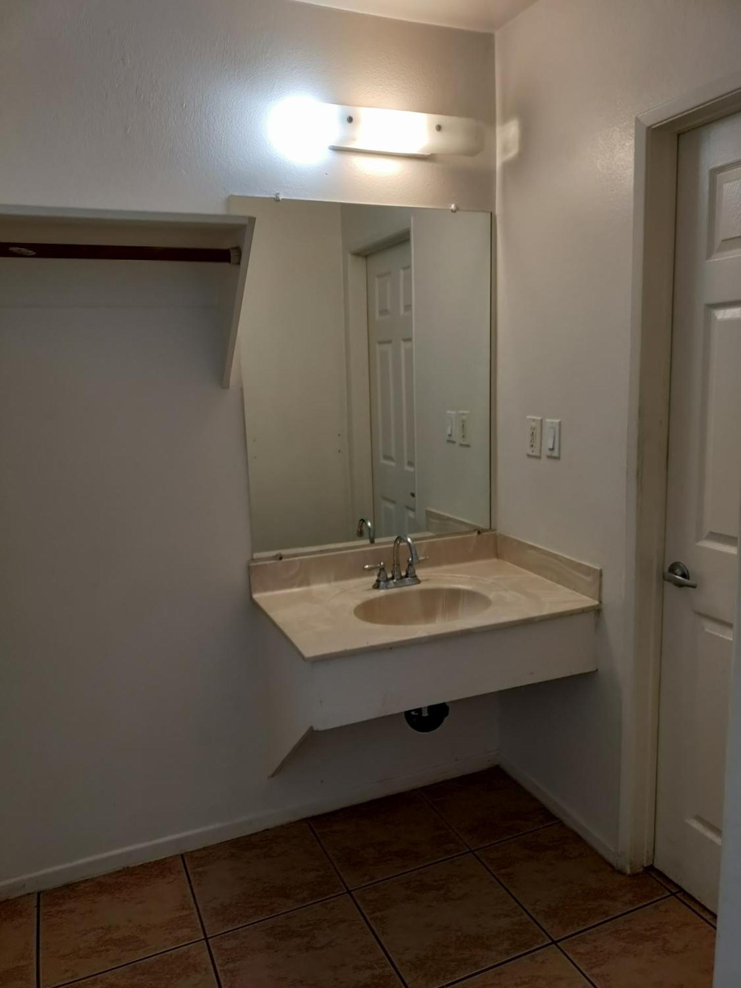 Crown Inn & Suites Spring Valley  외부 사진