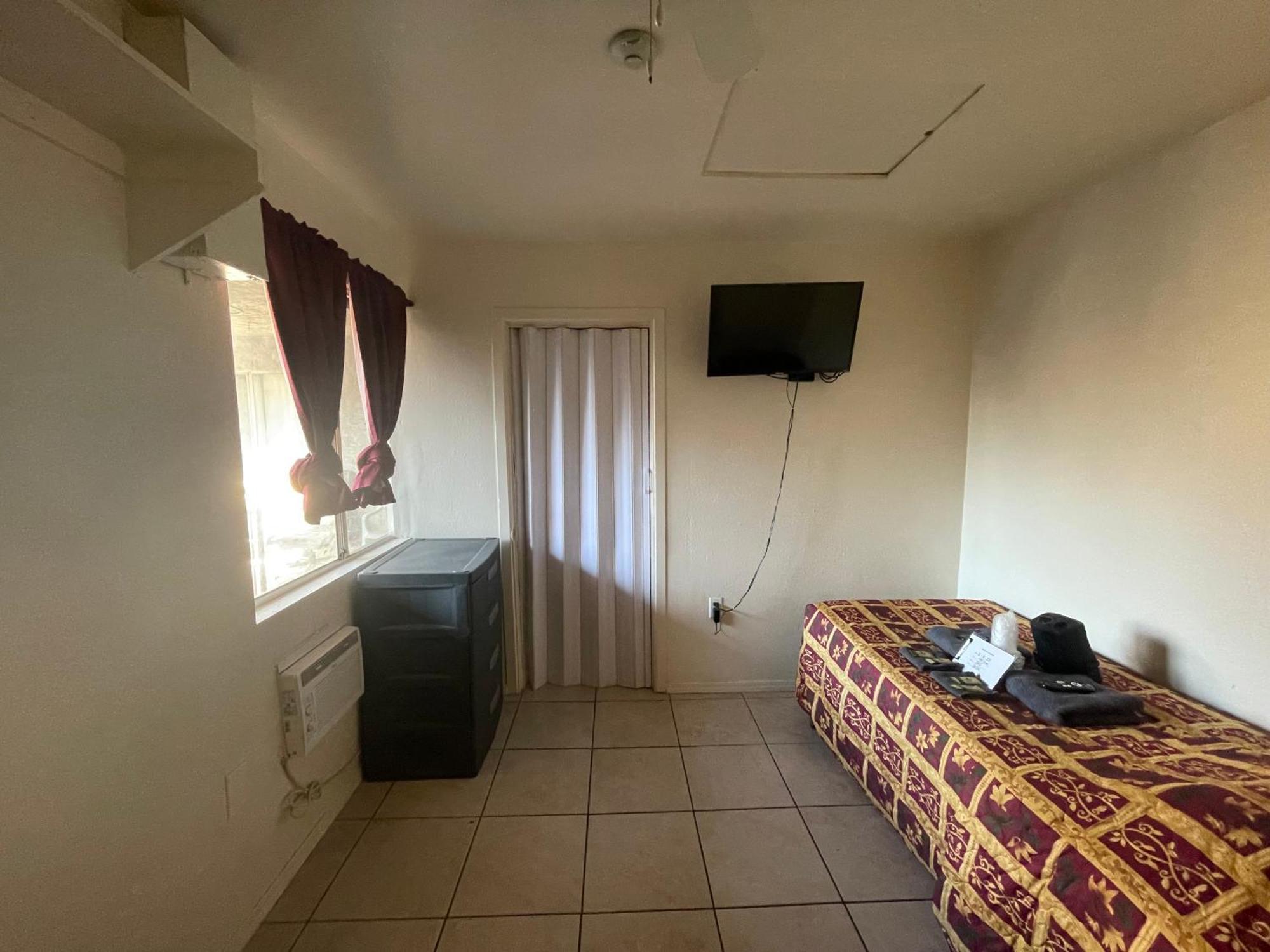 Crown Inn & Suites Spring Valley  외부 사진