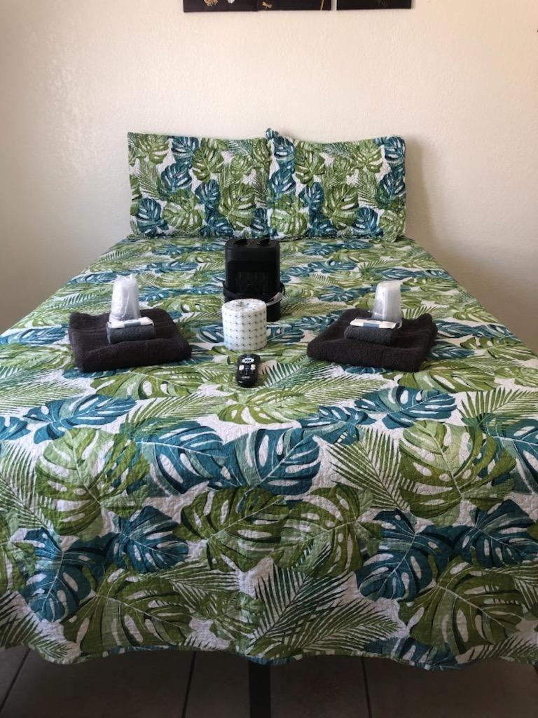 Crown Inn & Suites Spring Valley  외부 사진
