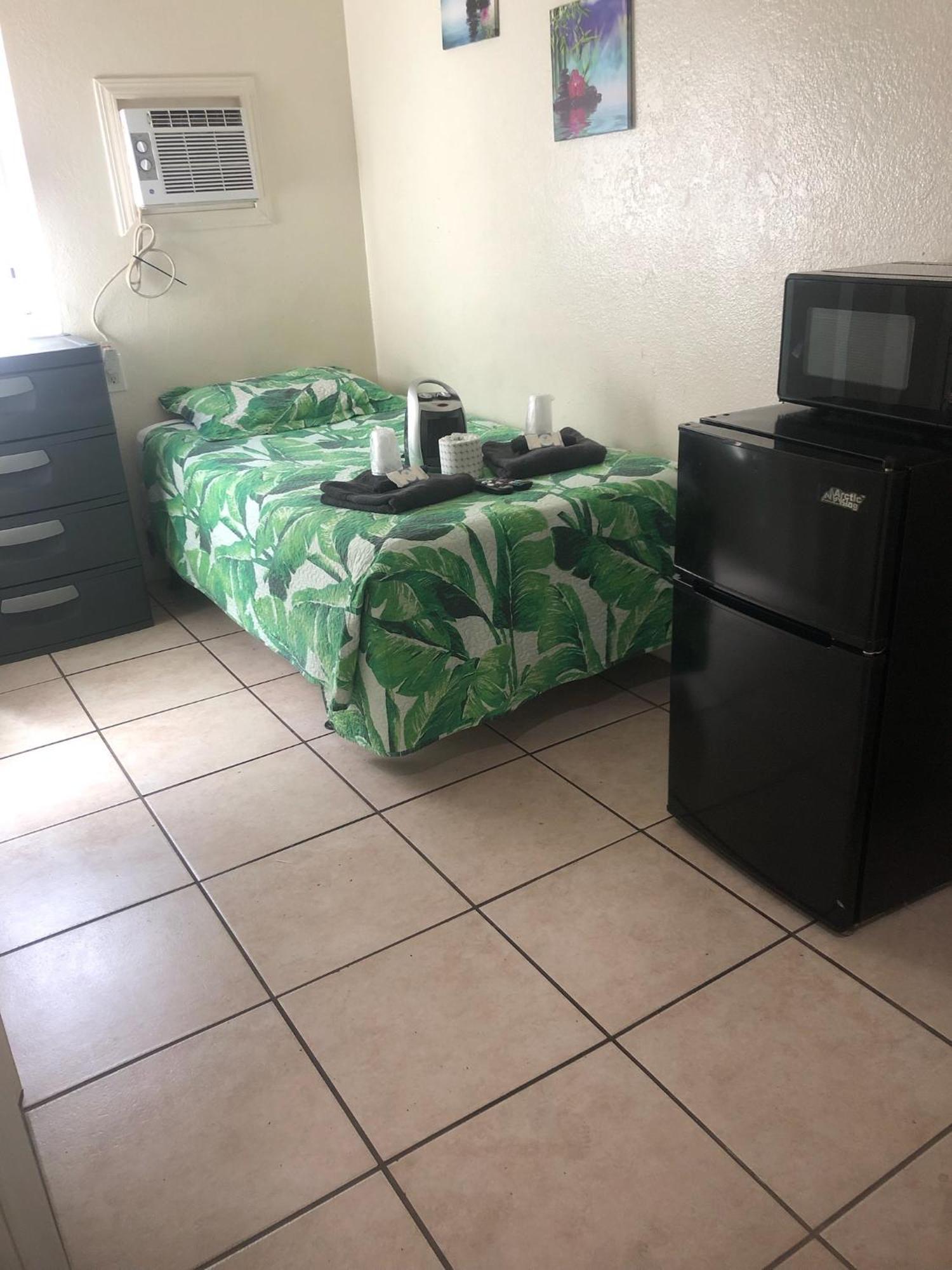 Crown Inn & Suites Spring Valley  외부 사진