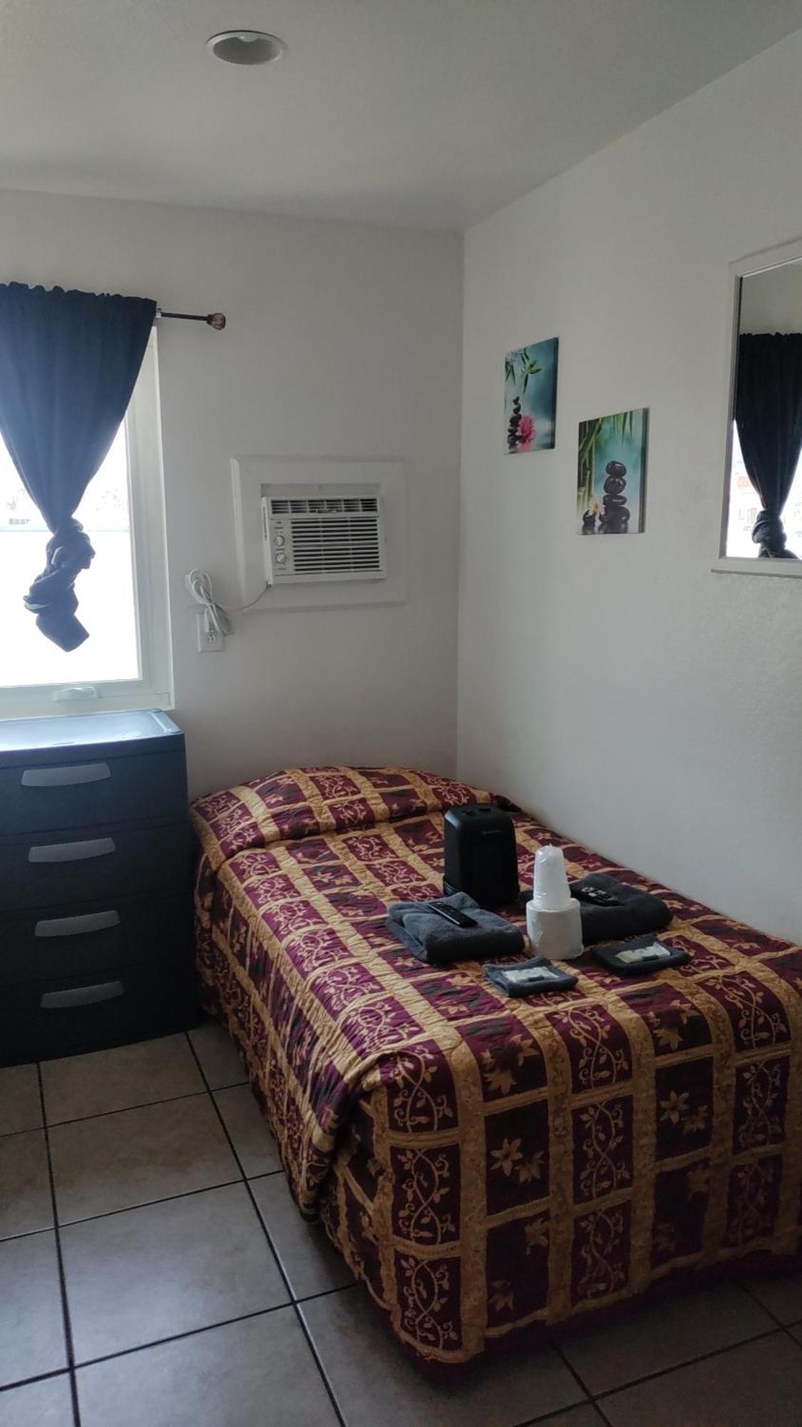 Crown Inn & Suites Spring Valley  외부 사진